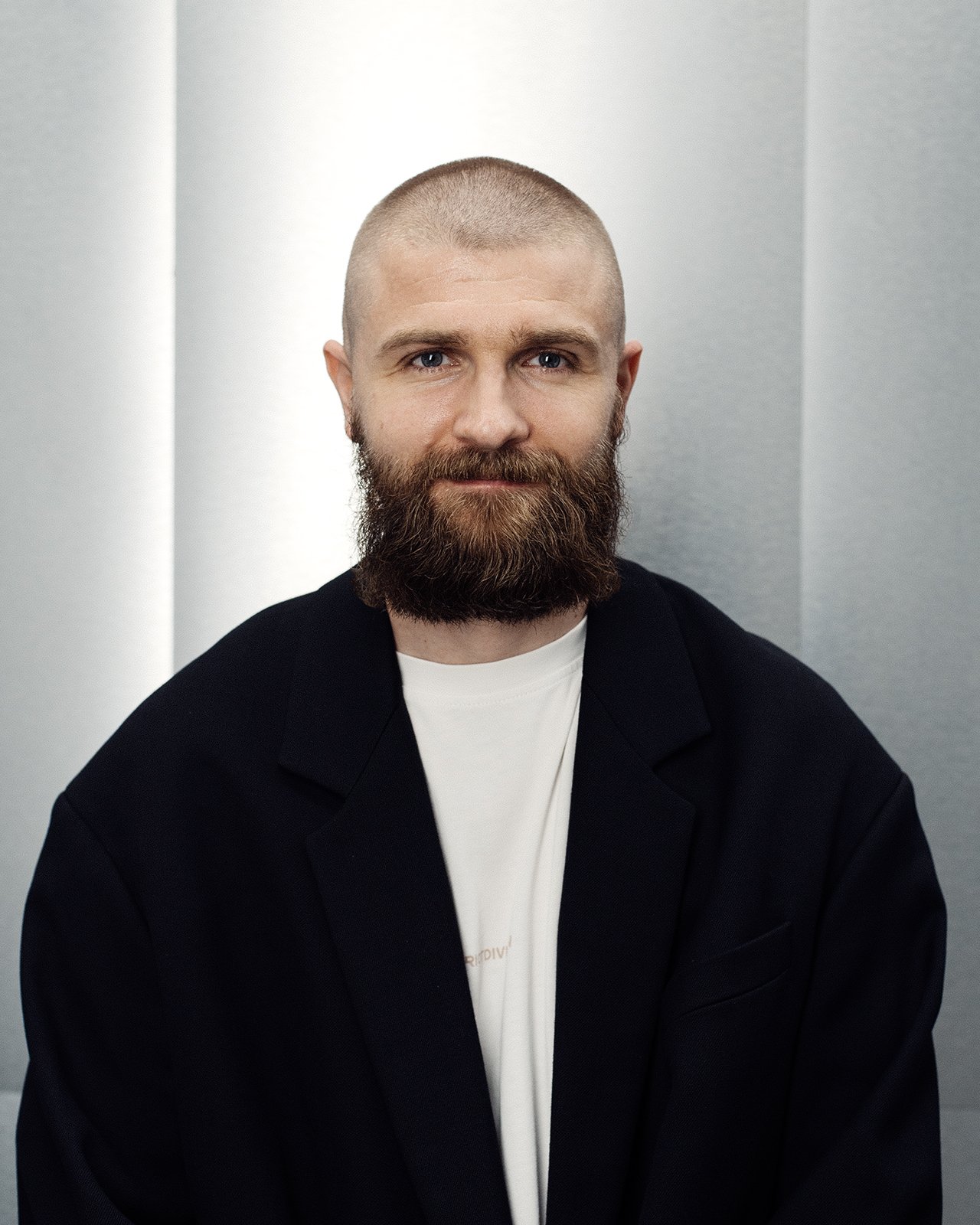 Barber Eliasz – modelowanie brody i strzyżenie w Molot Barbershop, Warszawa
