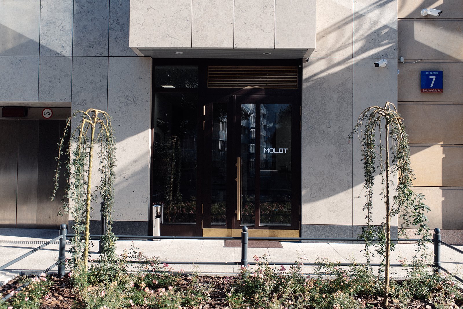 Wejście do barbershopu Molot w Warszawie, Plac Bankowy – drzwi wejściowe