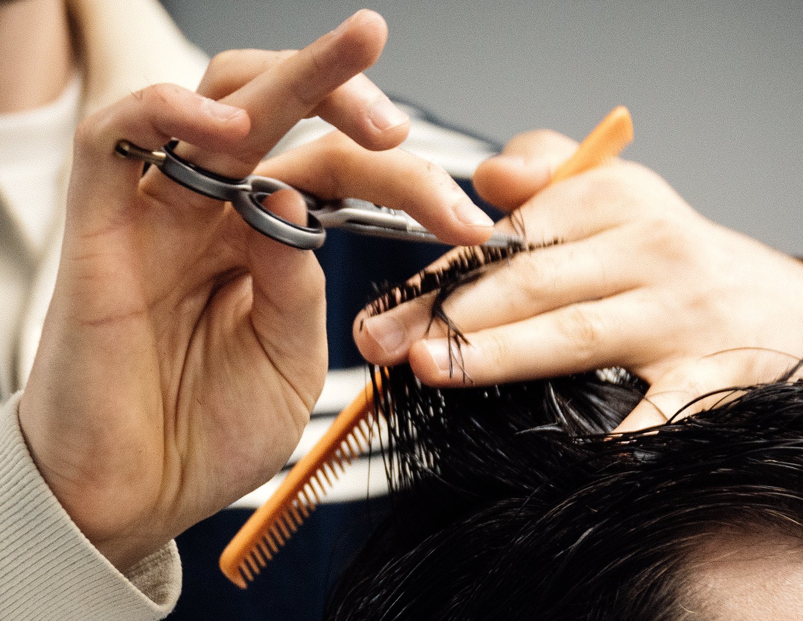 Strzyżenie męskie w barbershopie – długie włosy, klasyczne i nowoczesne fryzury