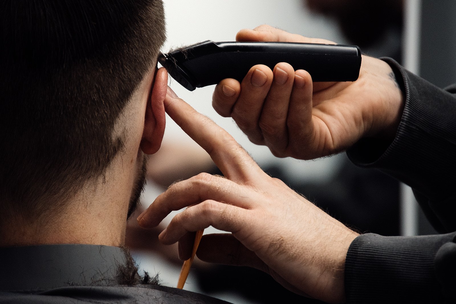 Strzyżenie maszynką w barbershopie Molot w Warszawie – bardzo krótkie, na zero