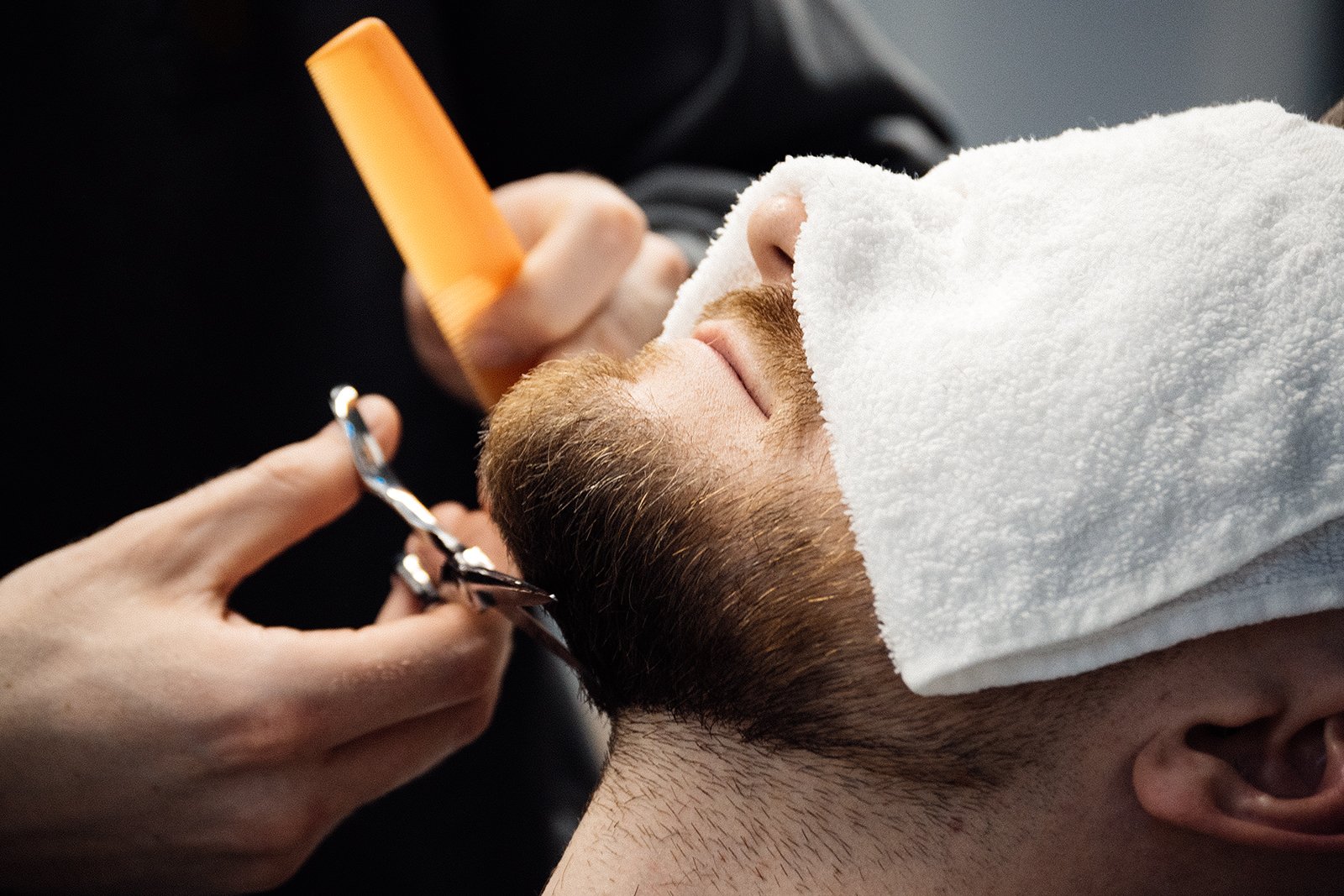 Short combo w barbershopie Molot w Warszawie – strzyżenie maszynką i broda lub golenie
