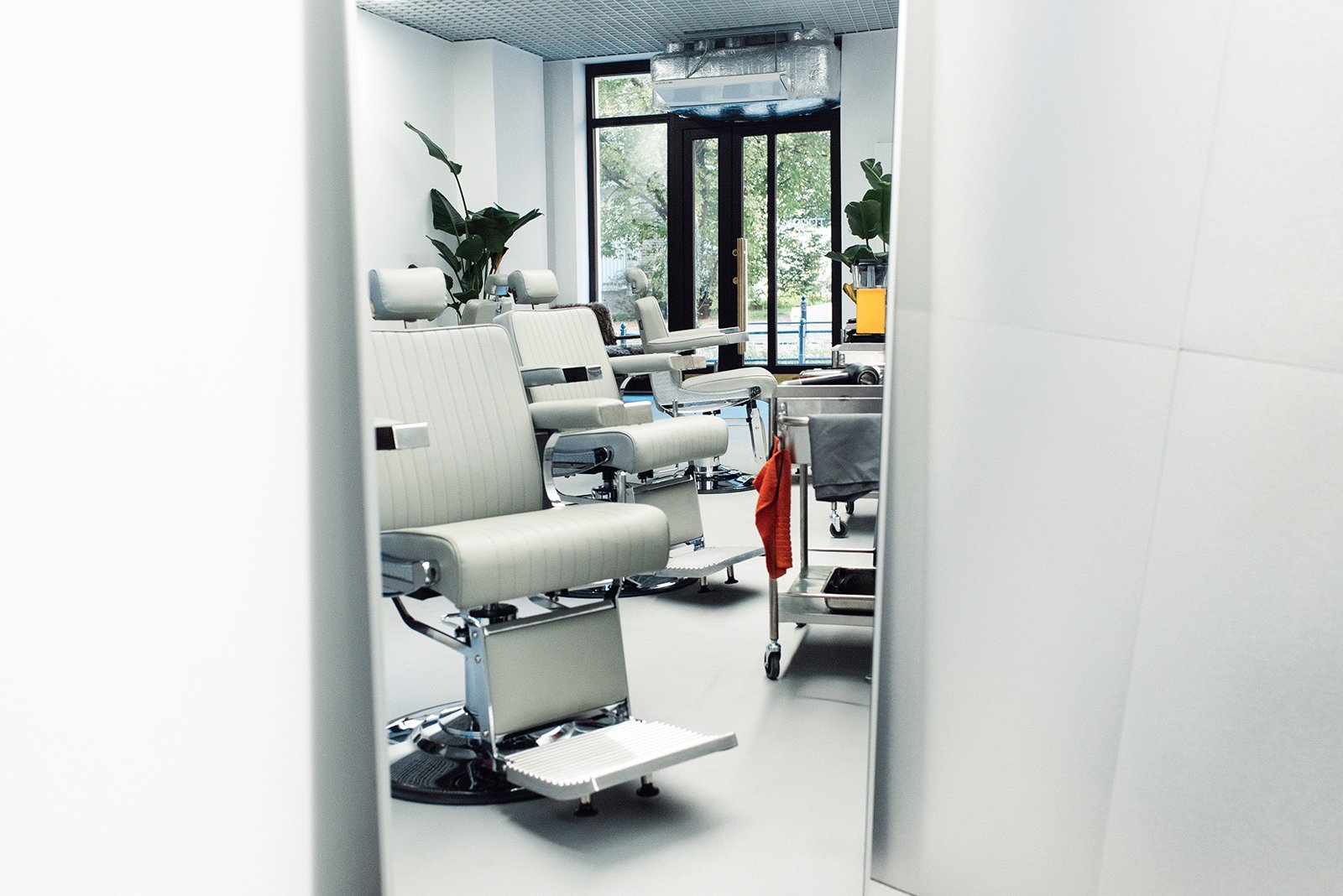 Stanowiska pracy barberów w Molot Barbershop – fotele barberskie, Warszawa